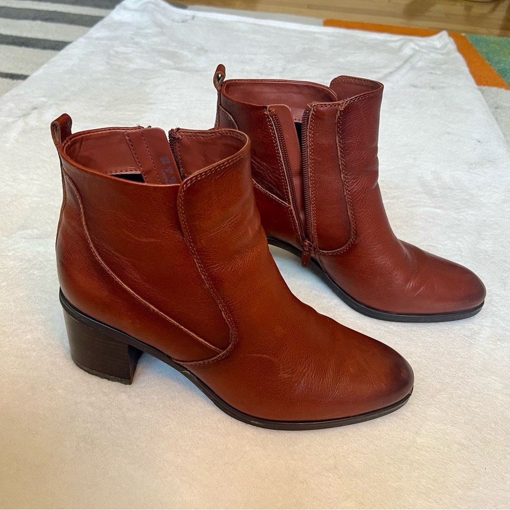 Naturalizer women’s leather ankle boots, size 9